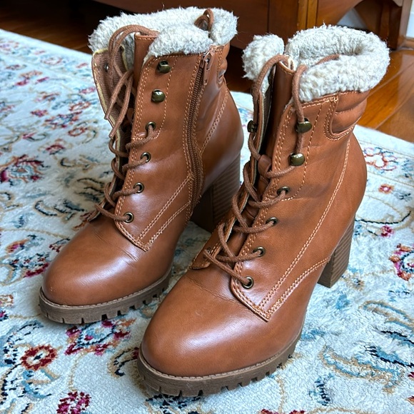 cute lace up faux fur trimmed Jellypop boots. Light brown/dark tan in color - Picture 1 of 15